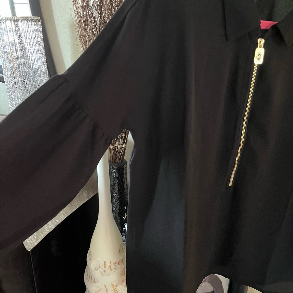 NWOT MICHAEL Michael Kors Black Collared Gold Zipper Blouse. Size Medium - Picture 3 of 9